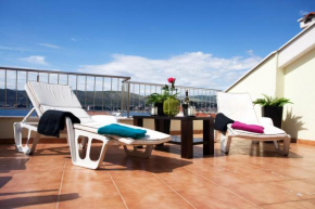 Penthouse Paulina - Large Sunny Terrace - Seaview - 250m to Beach and Restaurants - Free Parking - Trogir and Ciovo - 15 minutes to airport